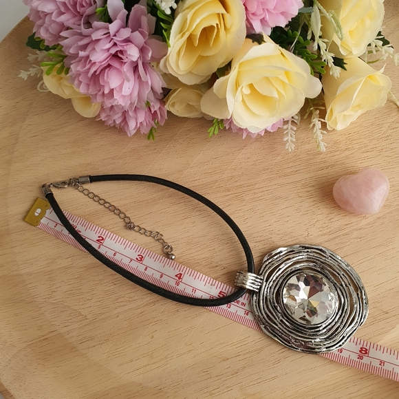 Stunning Silver Pendant Choker - Picture 8 of 8